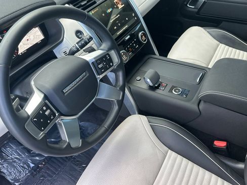Used 2024 Land Rover Discovery Dynamic SE image 5