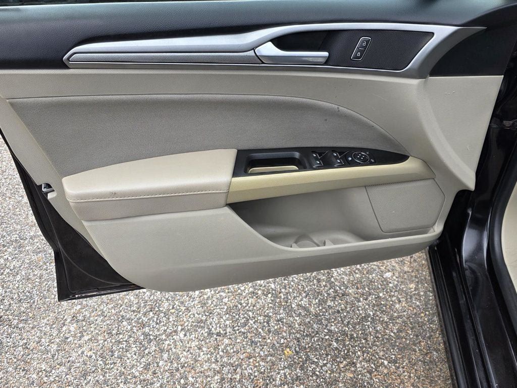 Used 2020 Ford Fusion SE FWD image 32