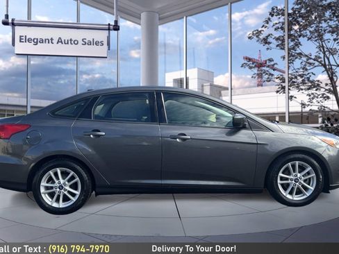 Used 2018 Ford Focus SE FWD image 4
