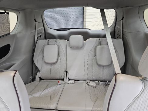 Used 2019 Chrysler Pacifica Limited w/ Tire & Wheel Group FWD image 27