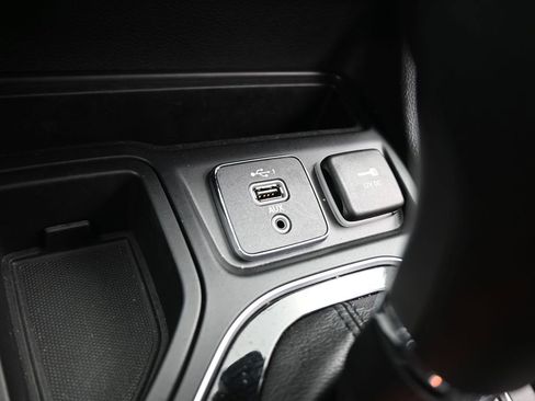 Used 2019 Jeep Cherokee Limited image 24