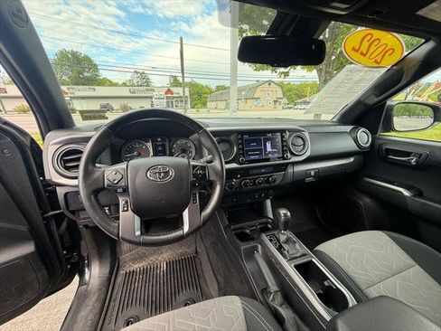 Certified 2022 Toyota Tacoma TRD Off-Road AWD/4WD image 11
