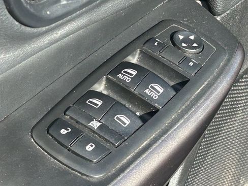 Used 2019 Jeep Cherokee Limited image 27