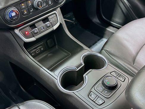 Used 2024 GMC Terrain SLT image 17