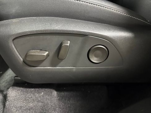 Used 2025 Chevrolet Traverse LT FWD image 23