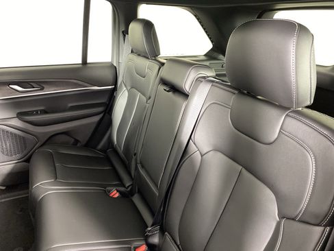 New 2025 Jeep Grand Cherokee Limited image 31