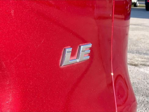 Used 2019 Toyota RAV4 LE FWD image 9