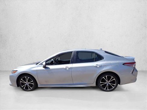 Used 2020 Toyota Camry SE FWD image 2