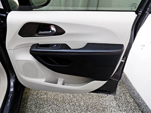 Used 2019 Chrysler Pacifica Touring-L FWD image 11