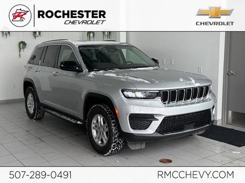 Used 2023 Jeep Grand Cherokee Laredo image 1