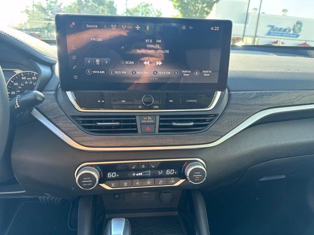 Used 2024 Nissan Altima 2.5 SL FWD image 16