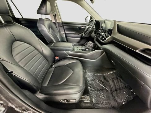 Used 2022 Toyota Highlander XLE FWD image 29