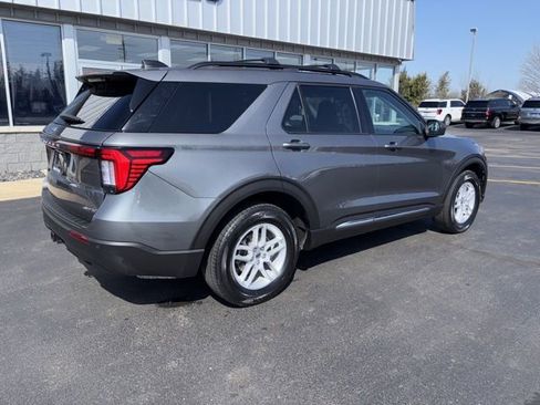 Used 2025 Ford Explorer Active AWD/4WD image 3