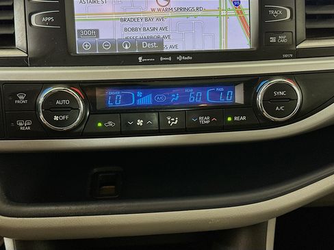 Used 2018 Toyota Highlander XLE image 24