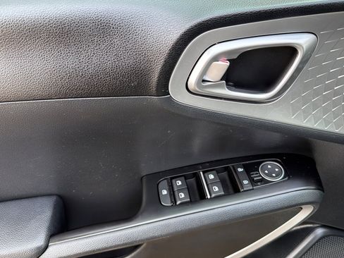 Used 2023 Kia Soul LX w/ LX Technology Package FWD image 8