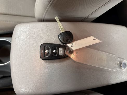 Used 2017 Hyundai Elantra SE image 33