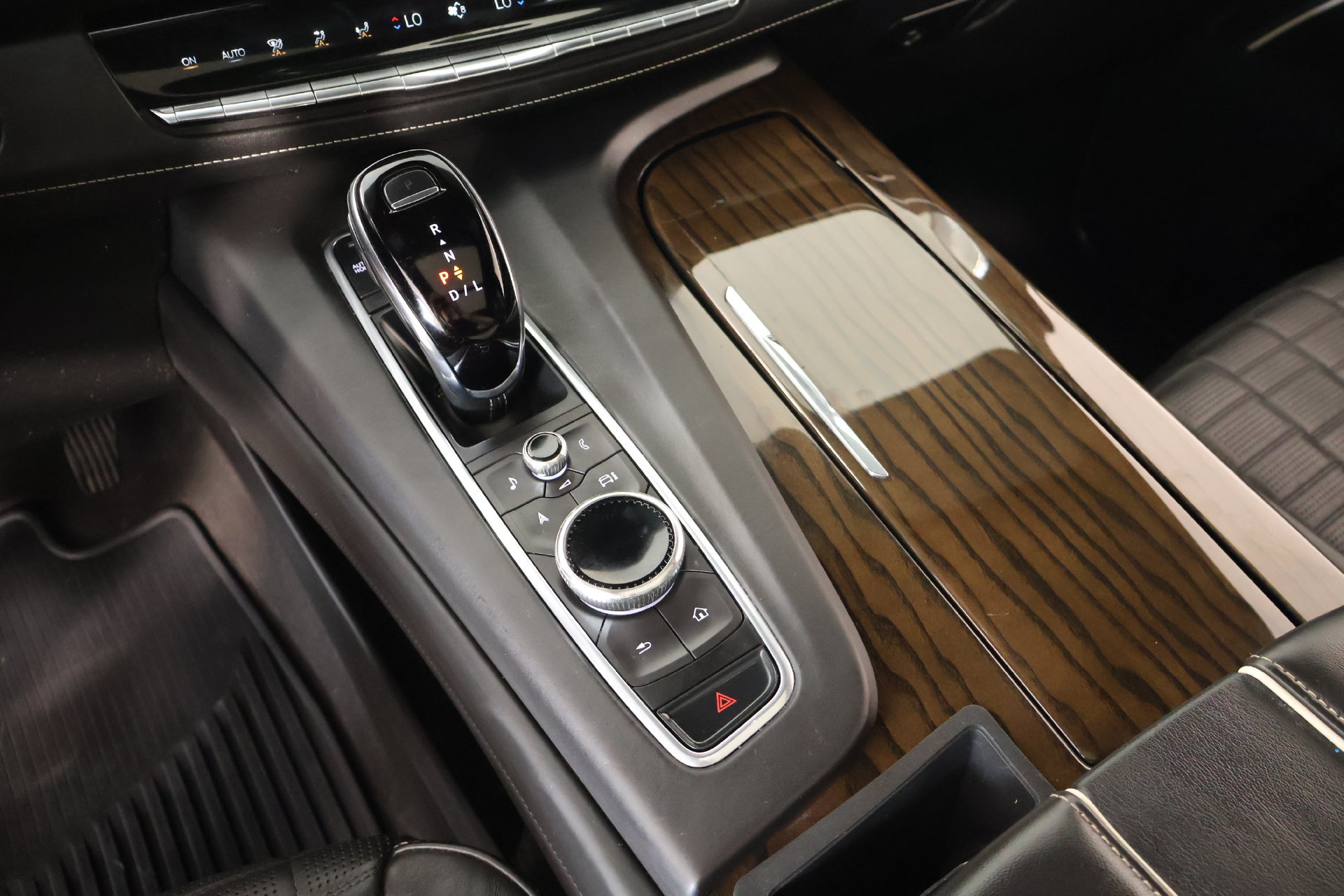 Used 2024 Cadillac Escalade Sport Platinum w/ LPO, ONYX Package AWD/4WD image 8