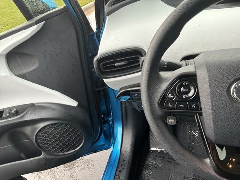 Used 2020 Toyota Prius LE AWD/4WD image 32