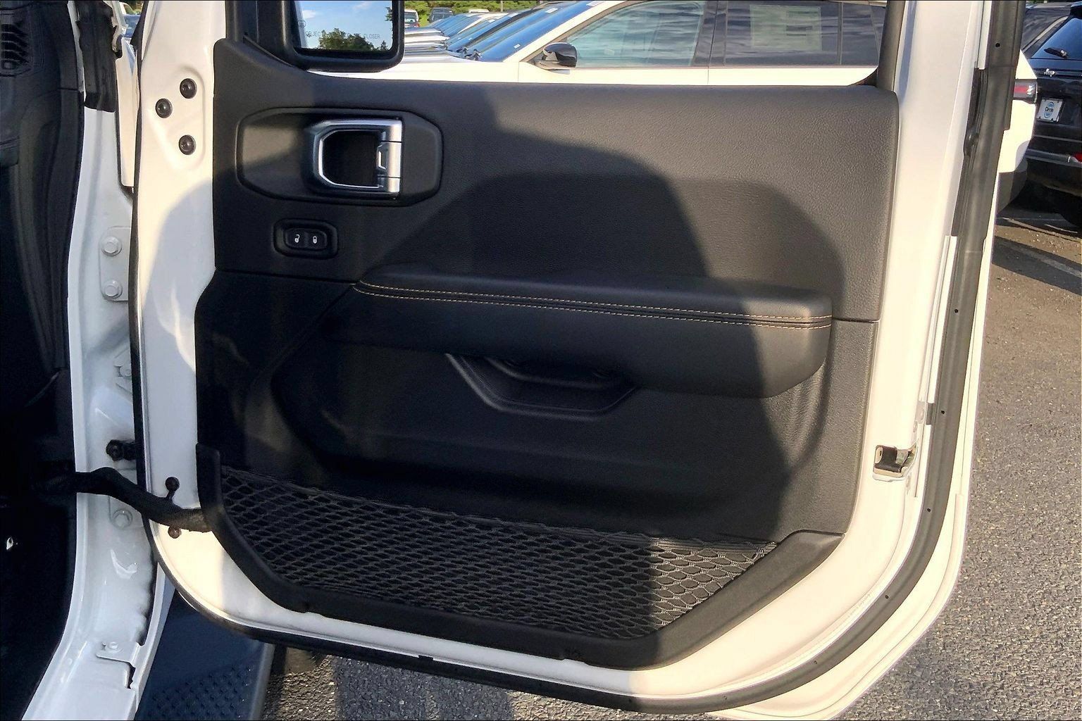 Used 2024 Jeep Wrangler Unlimited Sahara w/ Technology Group AWD/4WD image 22