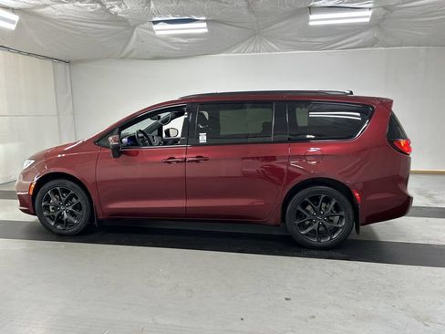 Used 2023 Chrysler Pacifica Touring-L w/ Uconnect Theater Family Group AWD/4WD image 6