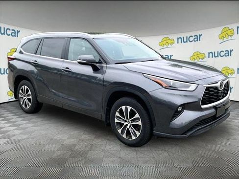 Certified 2025 Toyota Highlander XLE AWD/4WD image 1