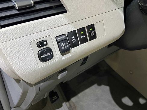 Used 2014 Toyota Sienna XLE image 16