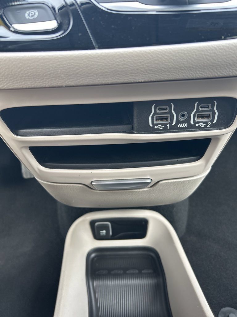 Used 2023 Chrysler Pacifica Touring-L FWD image 42