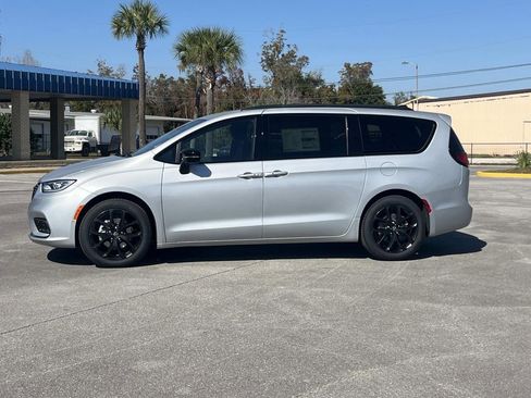 New 2026 Chrysler Pacifica Select w/ S Appearance Package image 2