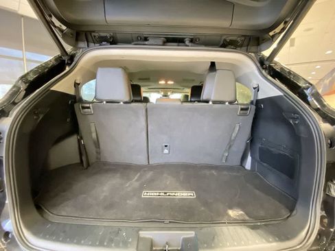Used 2022 Toyota Highlander XLE AWD/4WD image 27