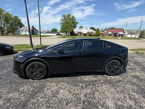 Used 2024 Toyota Prius LE FWD image 6