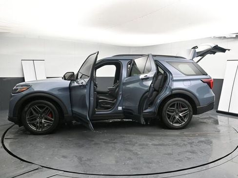 Used 2025 Ford Explorer ST image 39