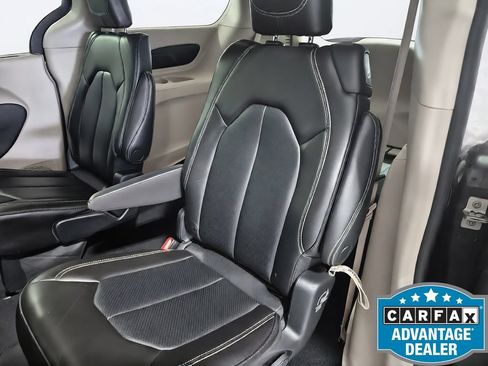 Used 2023 Chrysler Pacifica Touring-L FWD image 28