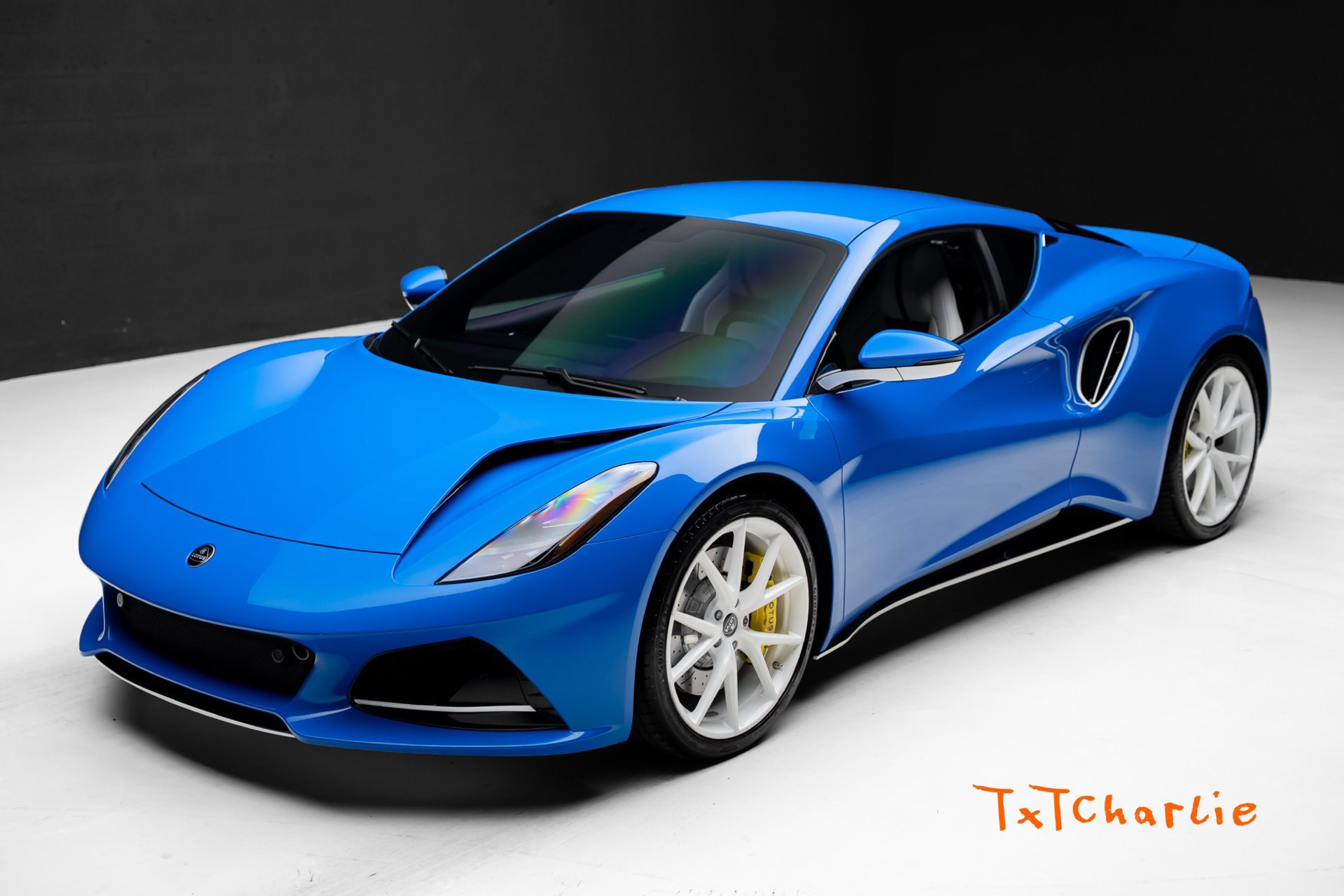 Used 2025 Lotus Emira RWD image 1