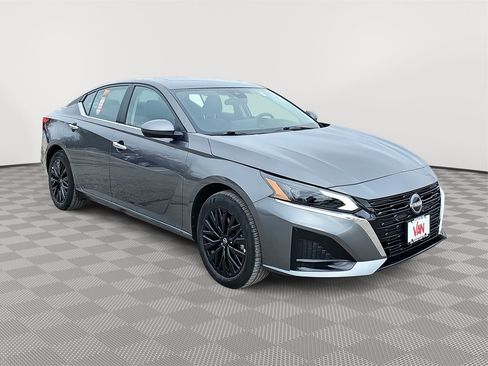 Used 2025 Nissan Altima 2.5 SV w/ SV Special Edition Package image 3