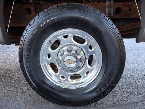 Used 1999 Chevrolet Silverado 2500 LS w/ Firm Ride Suspension Pkg AWD/4WD image 32