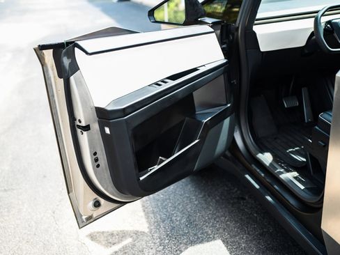 Used 2024 Tesla Cybertruck AWD Crew Cab image 17