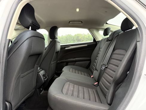 Used 2019 Ford Fusion SE FWD image 14