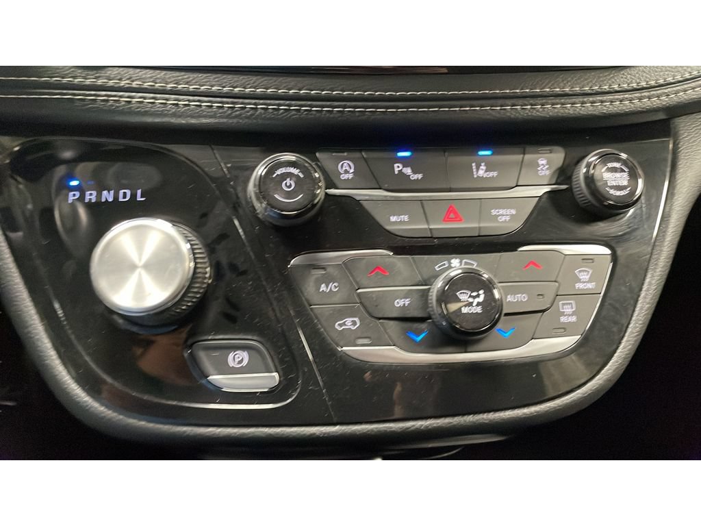 Used 2023 Chrysler Pacifica Touring FWD image 13