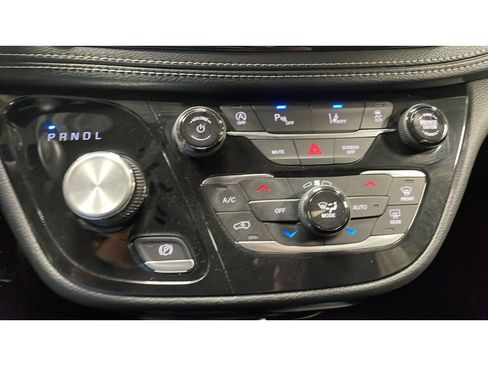 Used 2023 Chrysler Pacifica Touring FWD image 13