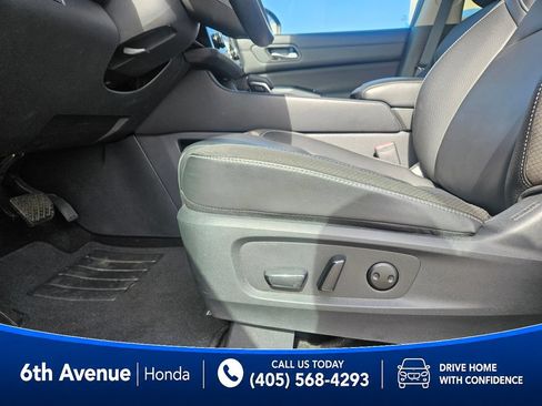 Used 2025 Nissan Pathfinder SL FWD image 10