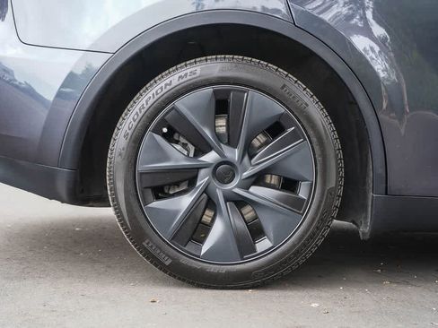 Used 2025 Tesla Model Y Long Range AWD/4WD image 8
