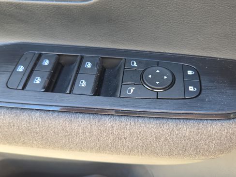 Used 2025 Nissan Kicks SV AWD/4WD image 32
