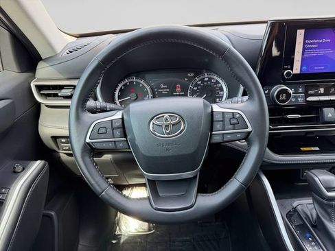 Used 2023 Toyota Highlander XLE FWD image 11
