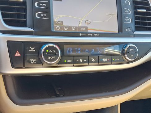 Used 2018 Toyota Highlander XLE w/ Carpet Mat Package (TMS) AWD/4WD image 18