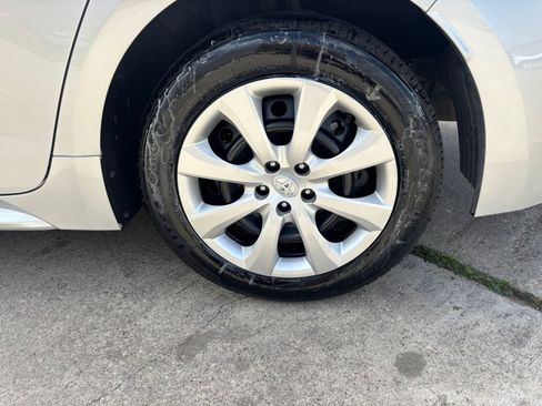 Used 2025 Toyota Corolla LE image 28