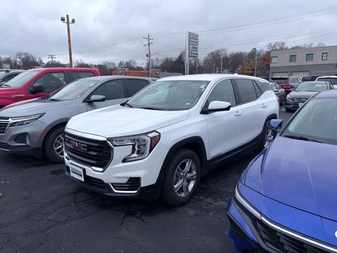 Used 2024 GMC Terrain SLE image 3
