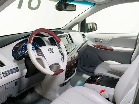 Used 2013 Toyota Sienna Limited w/ Premium Pkg FWD image 13