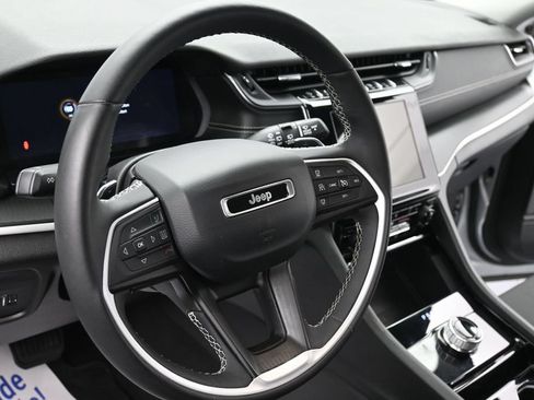 Used 2023 Jeep Grand Cherokee Laredo w/ Luxury Tech Group I AWD/4WD image 13