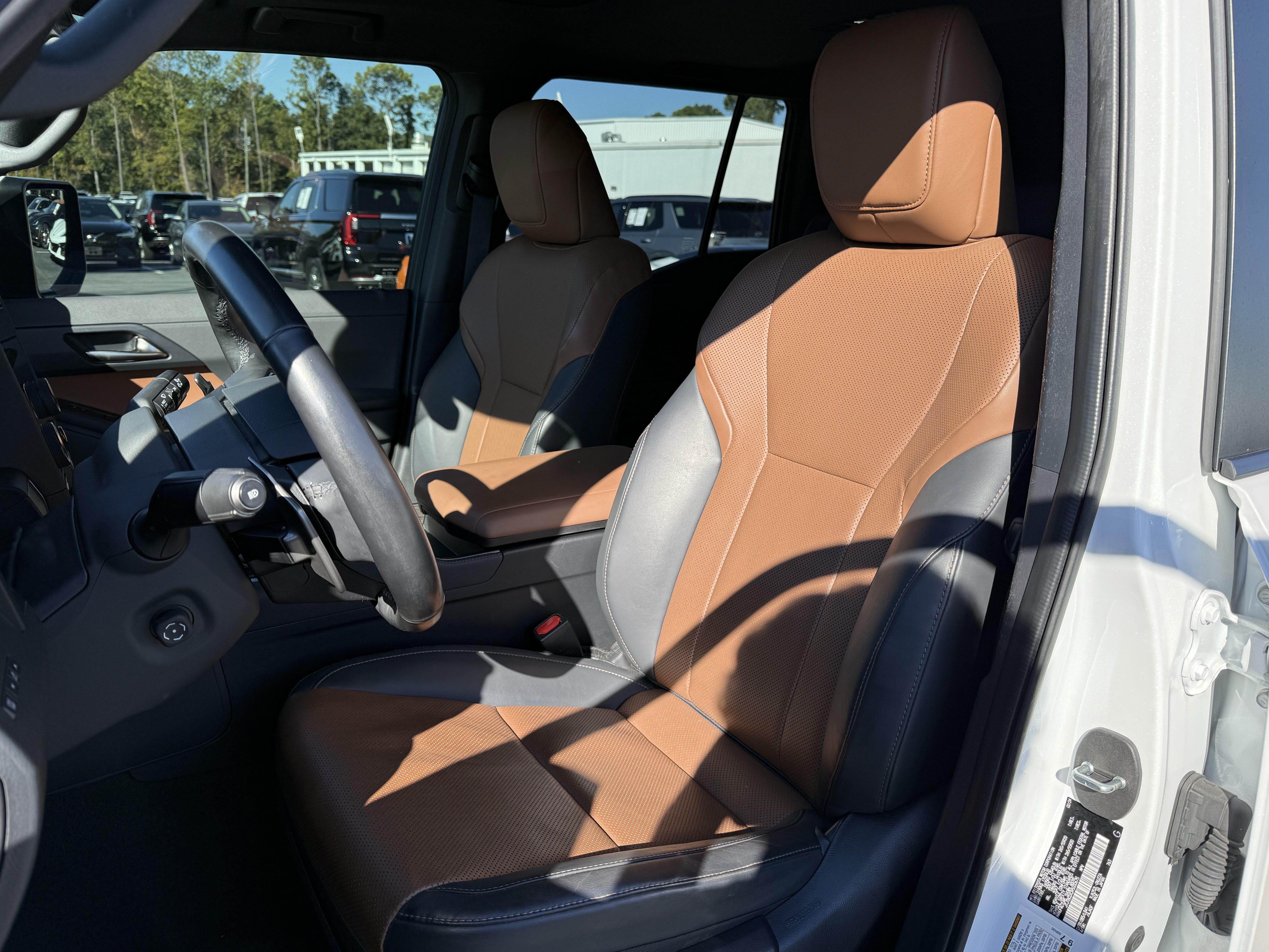 Used 2024 Lexus GX 550 w/ Cold Area Package AWD/4WD image 16