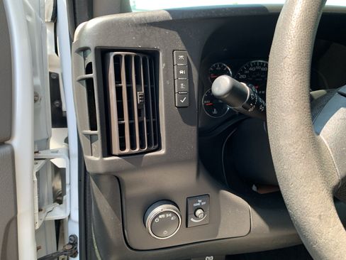 Used 2017 Chevrolet Express 3500 RWD image 16